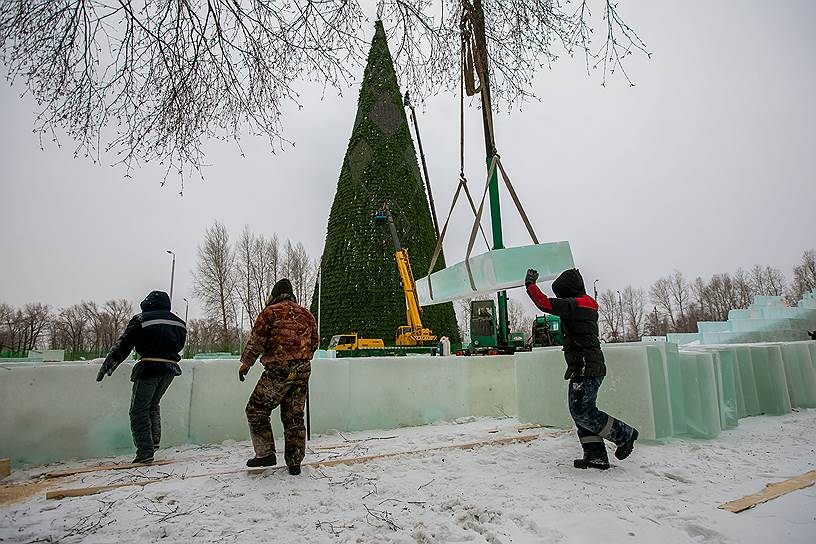 Установка главной елки Красноярского края на острове Татышев