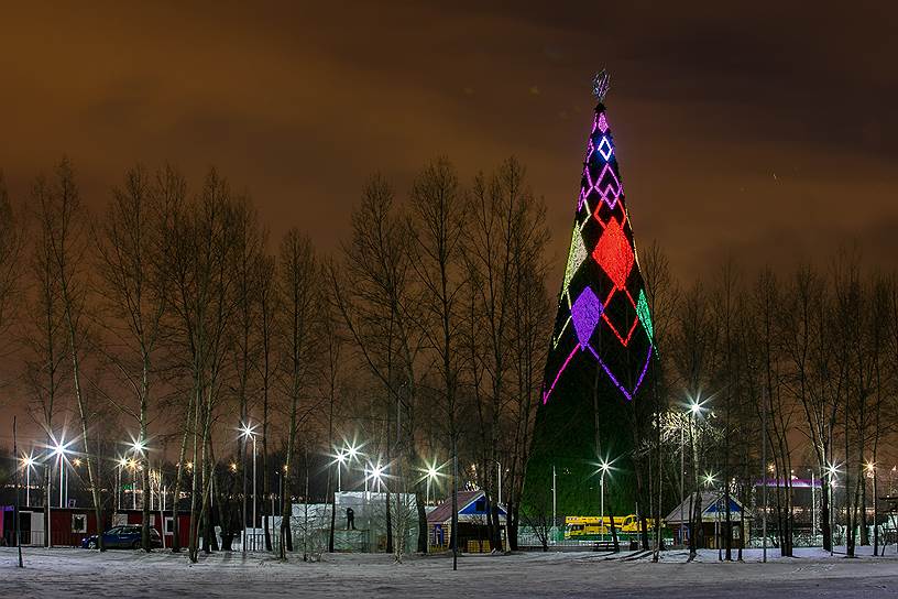 Главная елка Красноярского края на острове Татышев в Красноярске