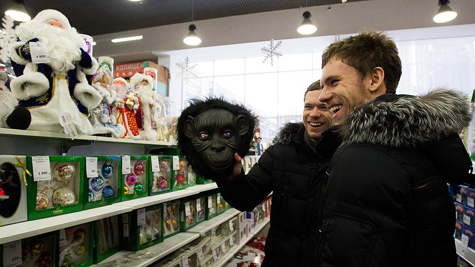 Жители новосибирского Академгородка выбирают в торговом центре новогодние подарки