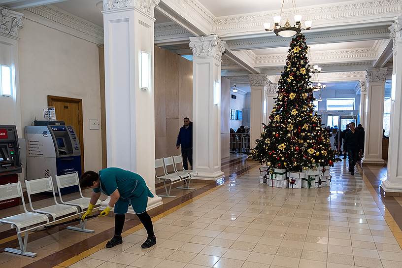Новогодняя елка в здании правительства Новосибирской области