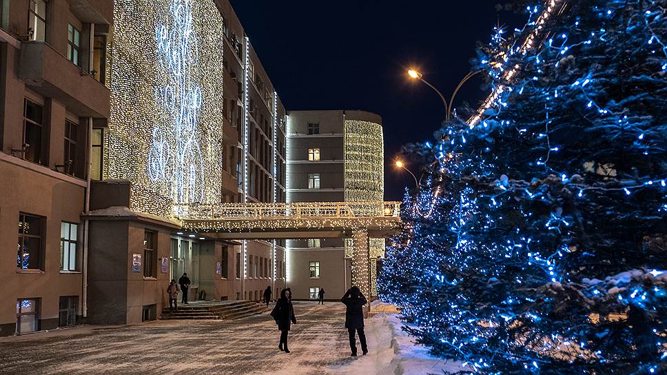 Здание правительства Новосибирской области в новогодней иллюминации
