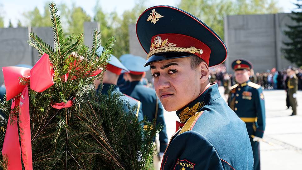 Праздничные мероприятия на Монументе славы в Новосибирске