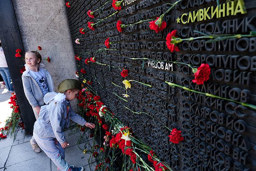 Памятные мероприятия на Монументе славы в Новосибирске