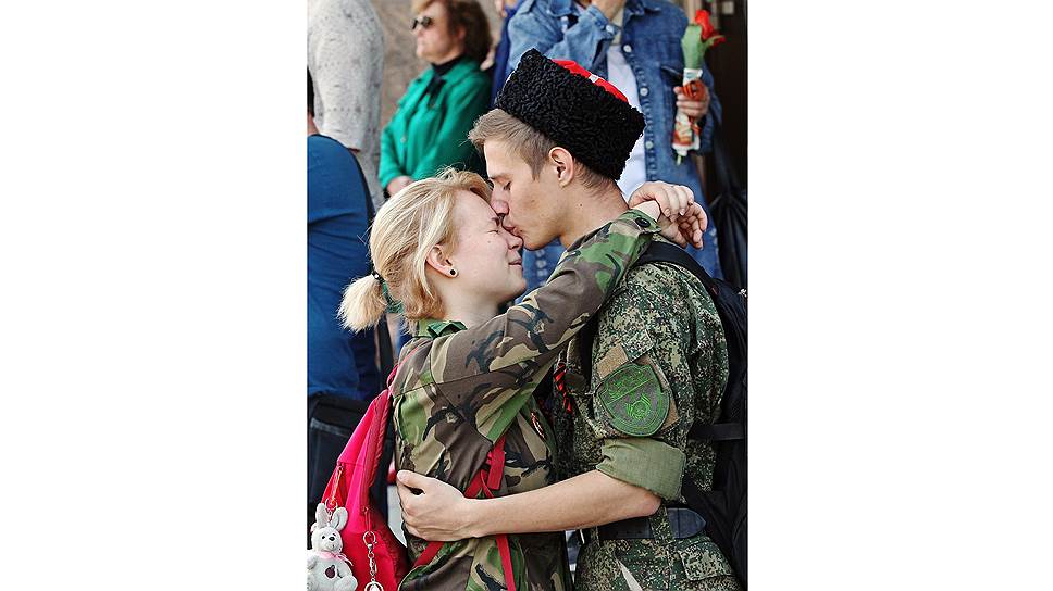 Девушка и парень перед началом парада на Площади Советов в Барнауле