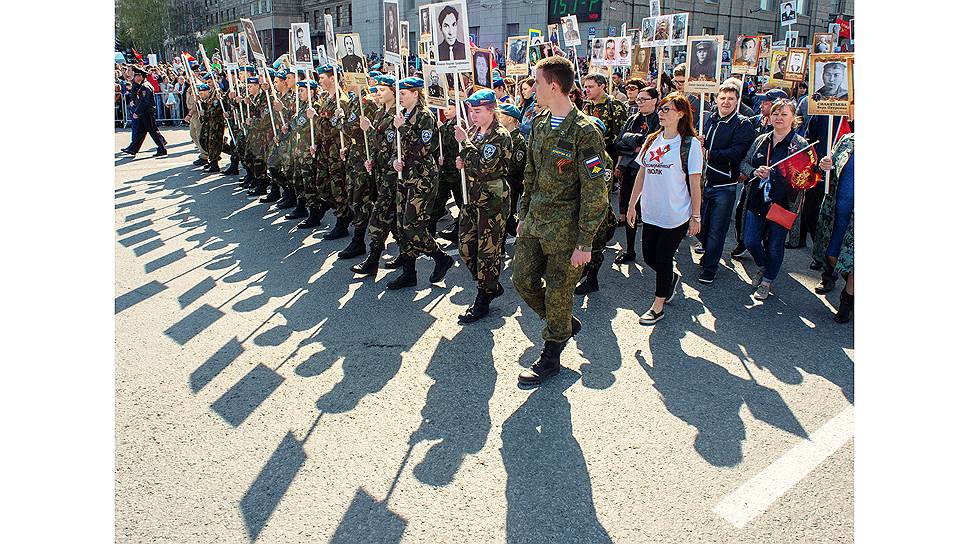 Участники акции памяти «Бессмертный полк» во время шествия по Красному проспекту в Новосибирске