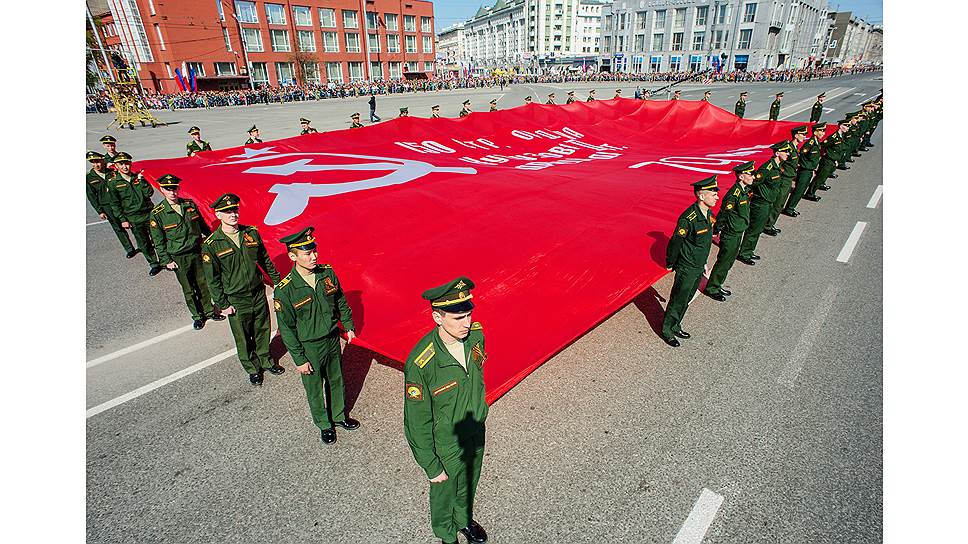Военнослужащие развернули красный флаг на площади Ленина в Новосибирске