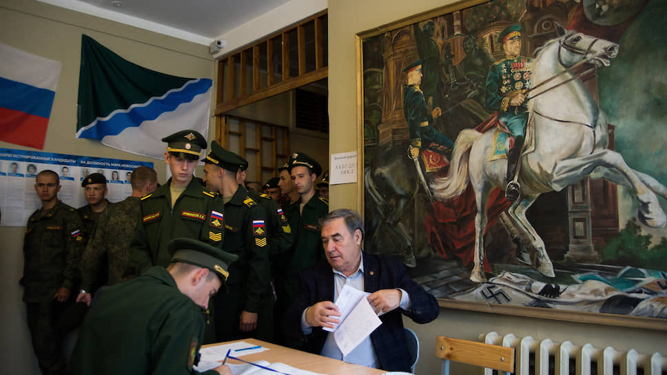 Курсанты и офицеры Новосибирского высшего военного командного училища голосуют на выборах мэра Новосибирска