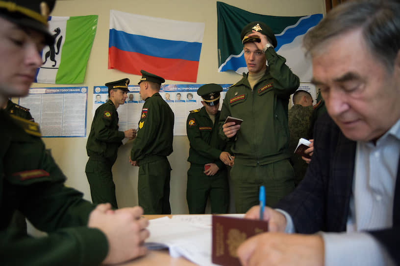 Курсанты и офицеры Новосибирского высшего военного командного училища голосуют на выборах мэра Новосибирска