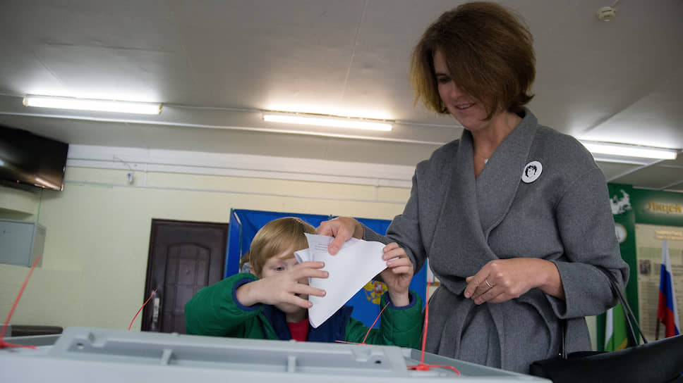 Кандидат в мэры Новосибирска Наталья Пинус голосует на избирательном участке на выборах мэра Новосибирска