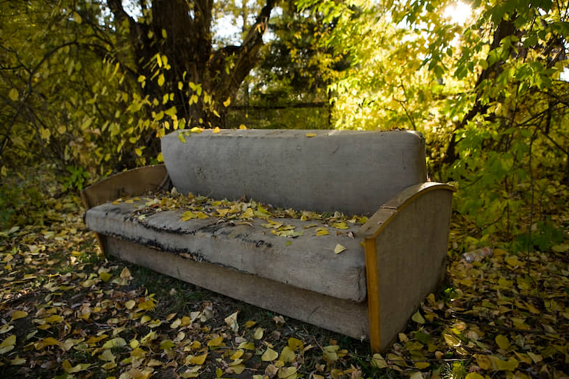 Старый диван на территории дачного общества, Новосибирская область
