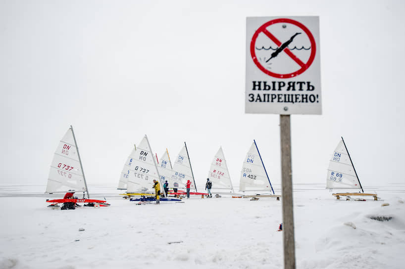 Спортсмены перед началом одной из гонок в рамках чемпионата Новосибирской области по парусному спорту