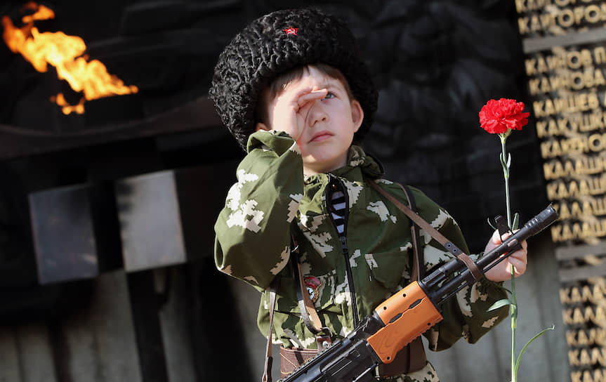 Мальчик в военной форме у Монумента славы на площади Победы в Барнауле