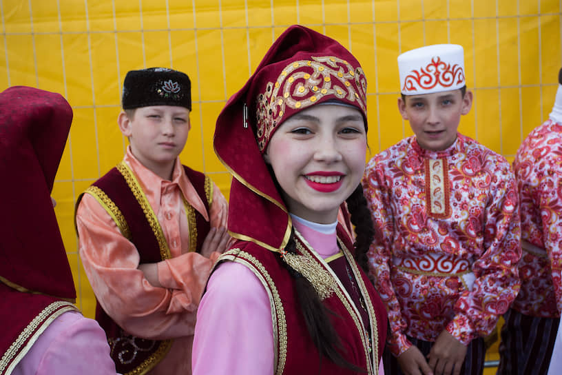 Участники праздника «Федеральный Сабантуй» на Михайловской набережной в Новосибирске