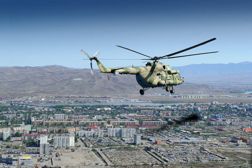 Вертолет МИ-8АМТШ летит над Кызылом в Туве