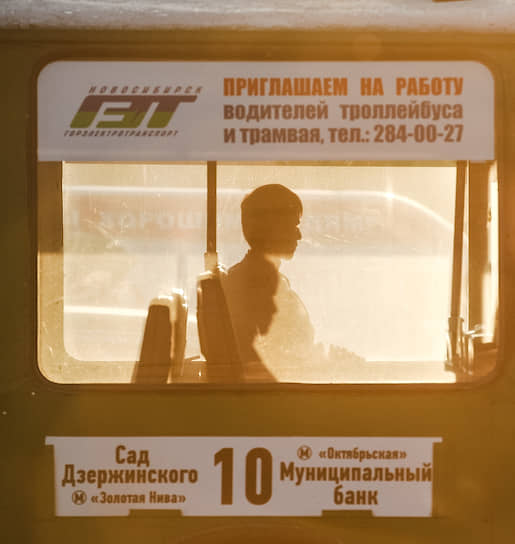 Пассажиры троллейбуса стоят в пробке на Красном проспекте в Новосибирске