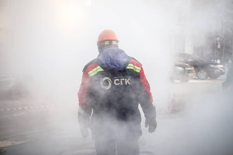 Сотрудник Сибирской генерирующей компании во время устранения аварии на теплотрассе в Новосибирске