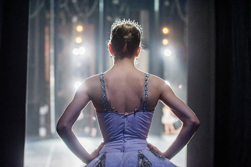 Балерина готовится к выходу на сцену во время репетиции балета «Драгоценности» Джорджа Баланчина в Новосибирском театре оперы и балета