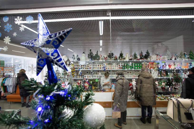 Жители новосибирского Академгородка выбирают новогодние подарки в торговом центре
