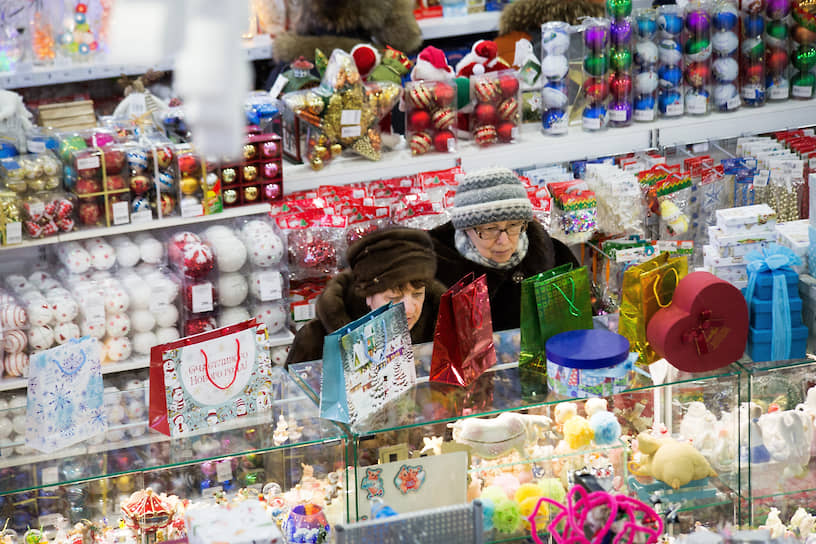 Жители новосибирского Академгородка выбирают новогодние подарки в торговом центре