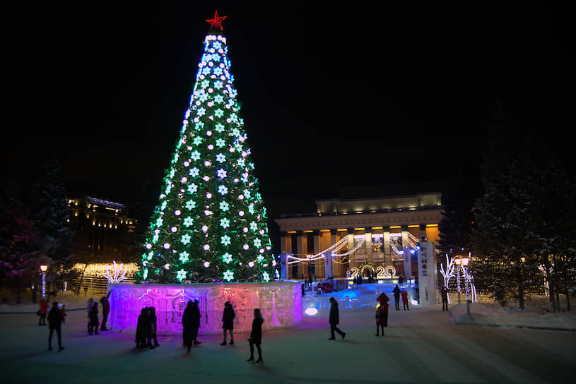 Главная новогодняя елка Новосибирска и каток на площади перед Новосибирским театром оперы и балета. Форма катка &lt;a href=&quot;/doc/4205743&quot;>вызвала неоднозначную реакцию у жителей&lt;/a>