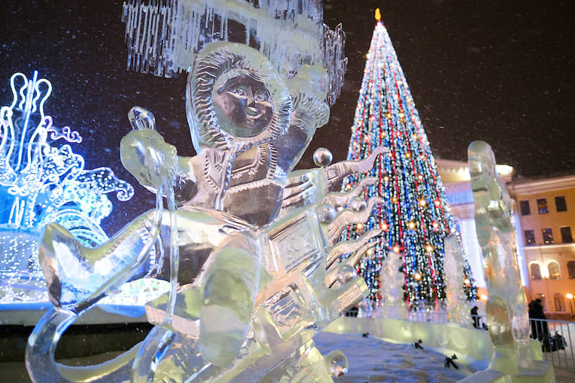 Новогодняя скульптура рядом с главной елкой Томска на Новособорной площади