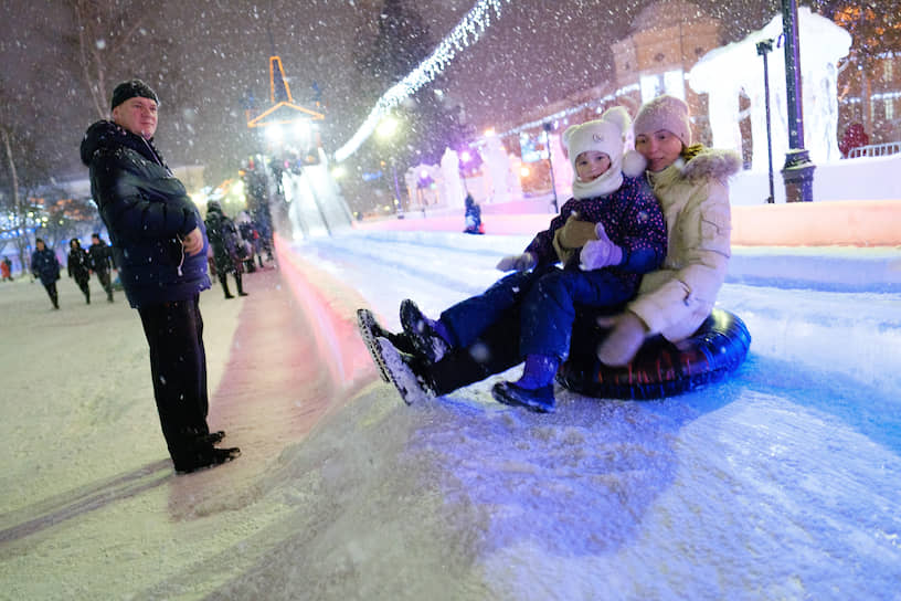 Жители Томска катаются в ледовом городке на Новособорной площади