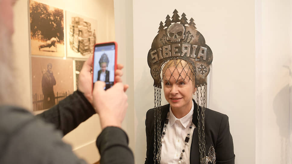 Анна Терешкова на открытии выставки художественного движения «Сибирский иронический концептуализм» в культурном центре «ЦК19» в Новосибирске