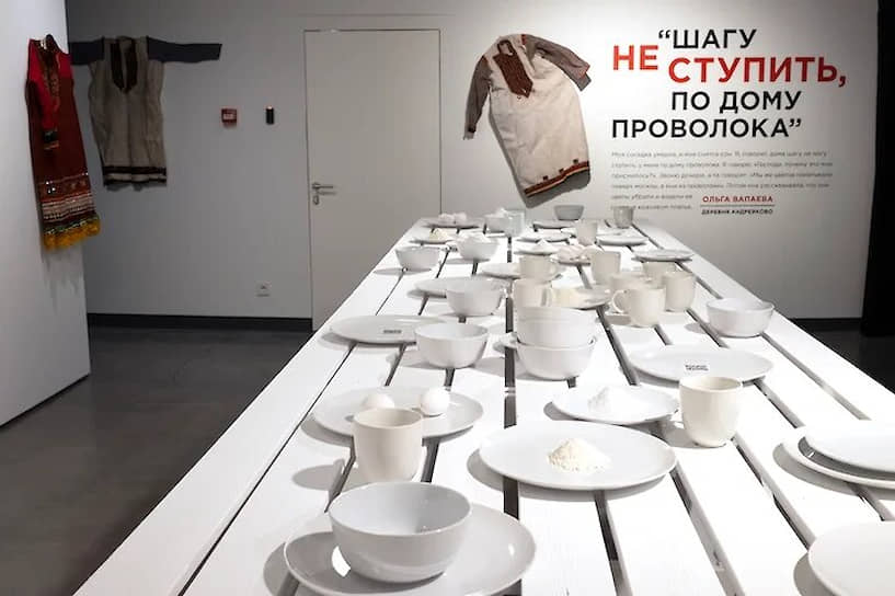 Одна из лучших выставок 2019 года — «Урал мари. Смерти нет»: ее премьера состоялась осенью в Екатеринбурге в Ельцин-центре в рамках 5-й Уральской индустриальной биеннале современного искусства, а сейчас она гастролирует в Новосибирске, в Музее природы. Характерно, что московские музеи, вместо того чтобы выстроиться в очередь за этим проектом, пока лишь осторожно приглядываются к нему
