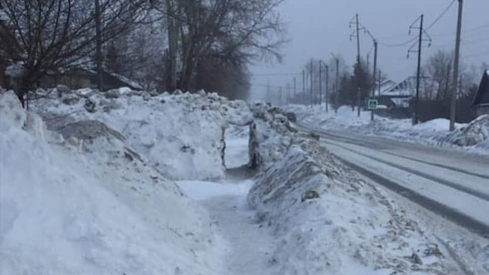Жители Бийска  прокопали тоннель в снегу на Байкальском переулке