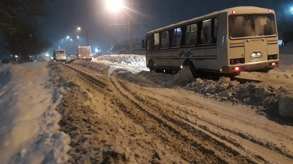 На улице Ударной в Бийске из-за сильных осадков стоят автобусы