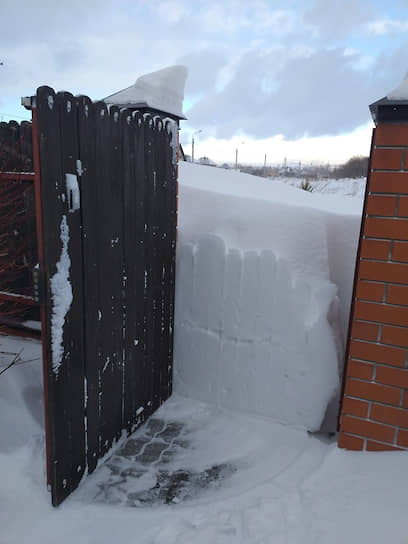 Ворота частного дома в Барнауле после сильных снегопадов