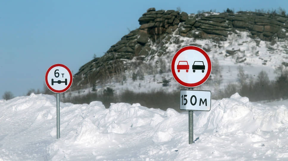 Дорожные знаки занесенные снегом на трассе Змеиногорск—Рубцовск в Алтайском крае
