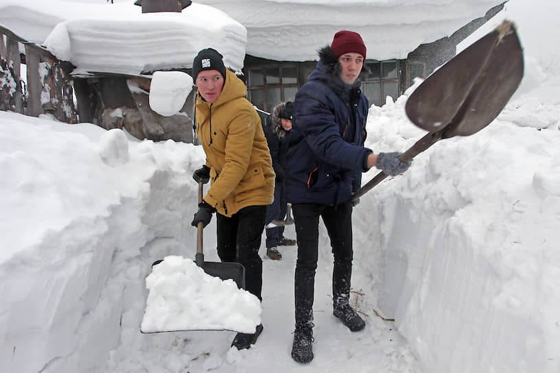 Волонтеры помогают пенсионерам в очистке придомовых территорий в центре Барнаула