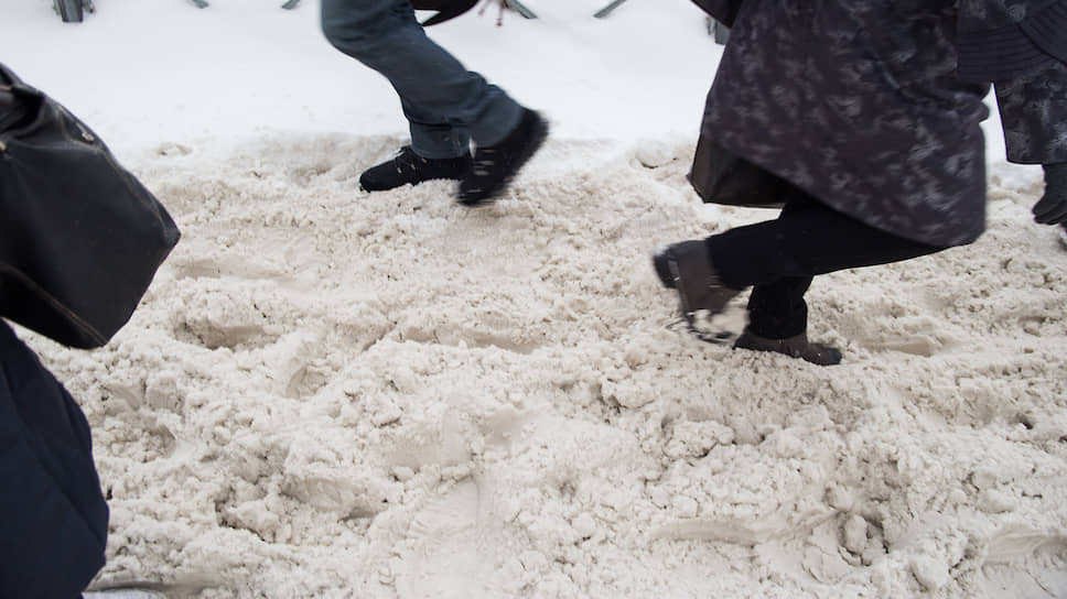 Снежная каша на тротуаре на пересечении Красного проспекта и улицы Писарева