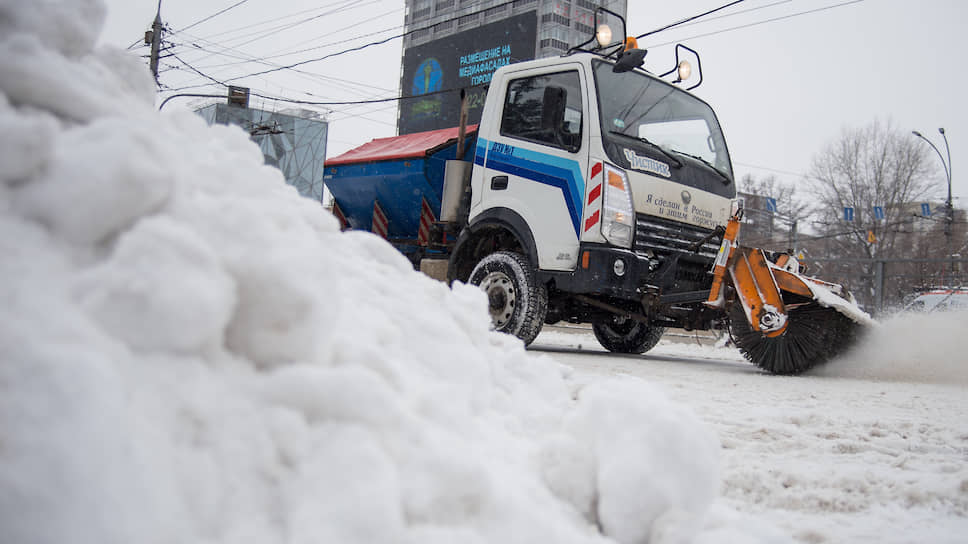 Уборка снега в центре Новосибирска