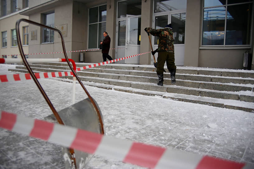 Уборка снега у здания правительства Новосибирской области