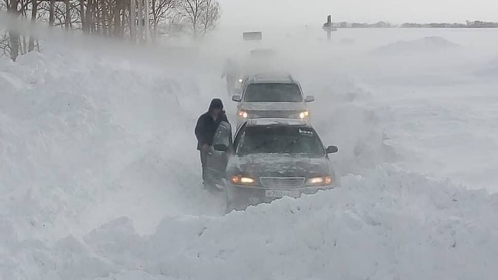 Занесенная снегом трасса в город Горняк
