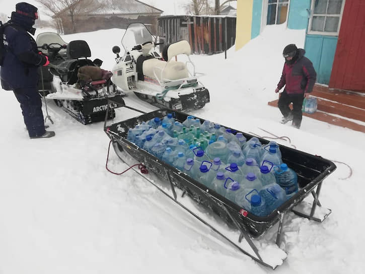 В Алтайском крае продолжают действовать ограничения на дорогах. Спасатели доставляют продукты и воду, оказывают помощь гражданам