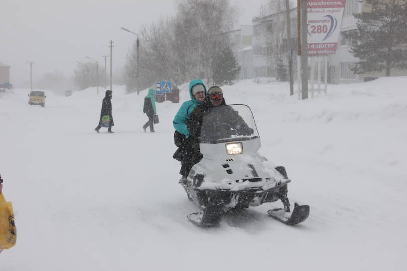 Некоторым жителям Змеиногорска приходится передвигаться на снегоходах