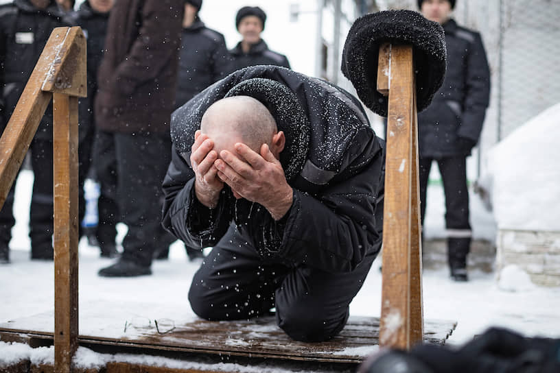 Верующий во время &lt;a href=&quot;/gallery/4225282&quot;>крещенских купаний&lt;/a> в новосибирской исправительной колонии №18