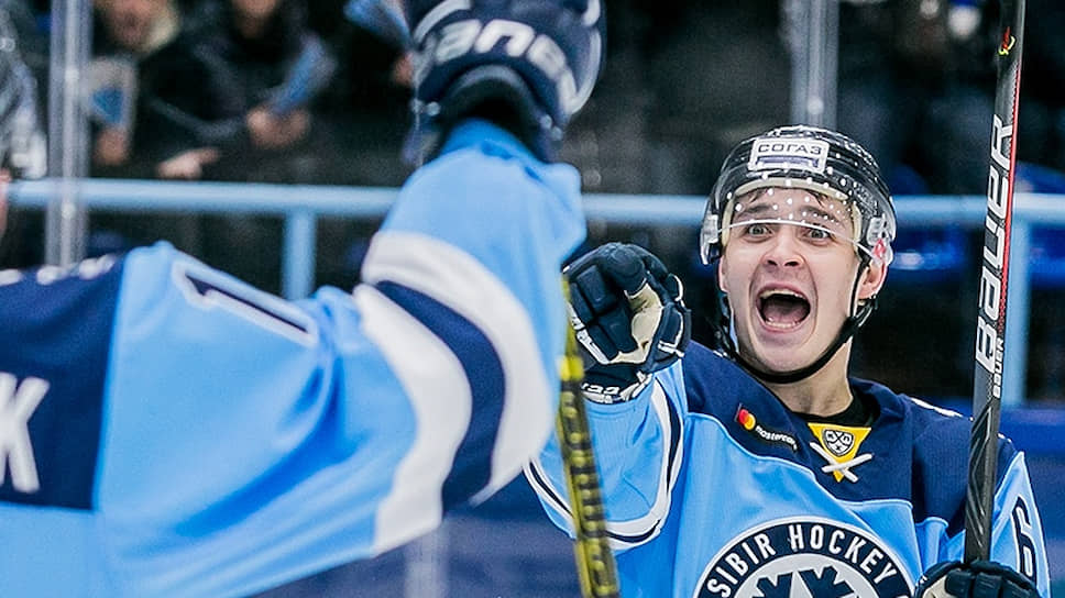 Хоккеисты «Сибири» праздную заброшенную шайбу в матче с «Торпедо»