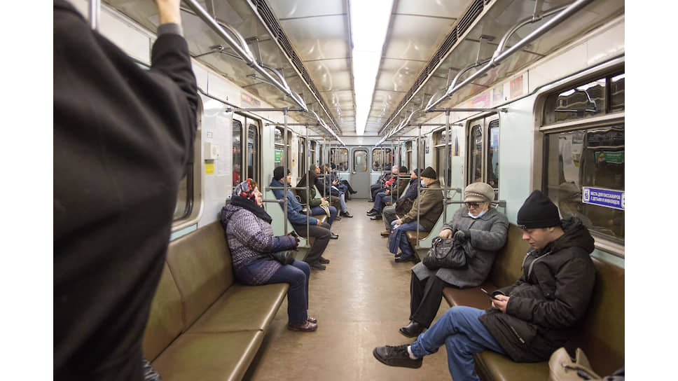 Люди в вагоне метро держат дистанцию в рамках мер предосторожности и профилактики против коронавируса COVID-19 в Новосибирске