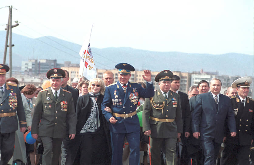Экс-губернатор красноярского края Александр Лебедь (в центре) с женой среди участников военного парада во время празднования 54-ой годовщины Победы, 9 мая 1999 год