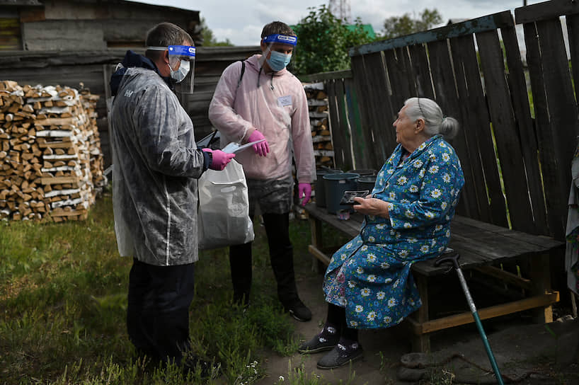 Выездное голосования на дому в Омской области. Сотрудники участковой избирательной комиссии в доме у избирателя