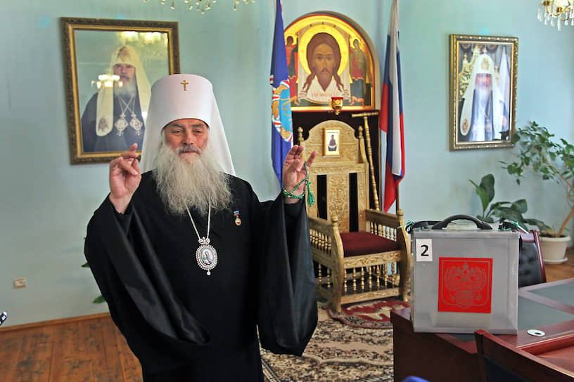 Митрополит Барнаульский и Алтайский Владыка Сергий голосует досрочно в зале ученого совета Барнаульской духовной семинарии