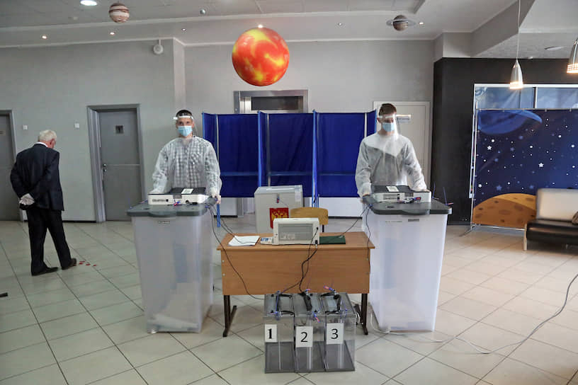 Работа избирательного участка на базе Большого новосибирского планетария в Новосибирске