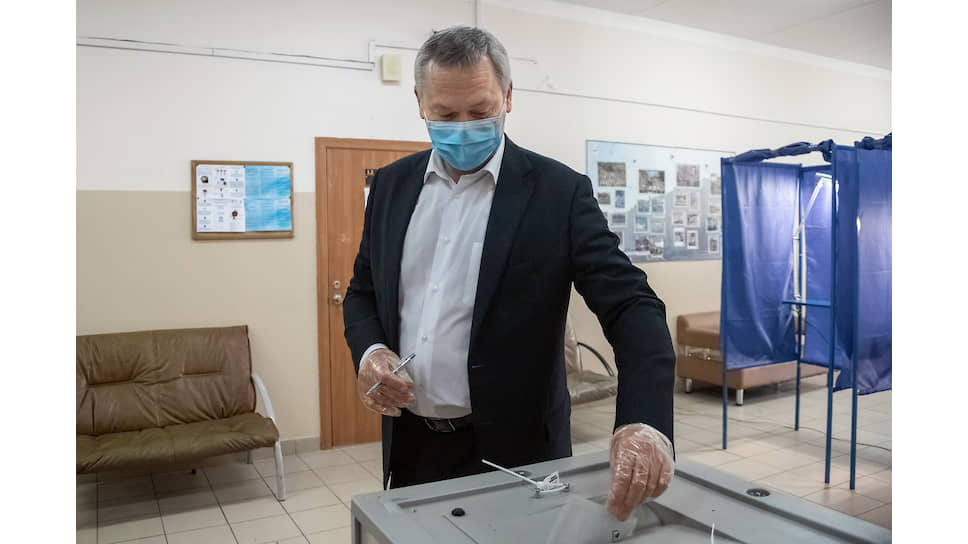 Губернатор Новосибирской области Андрей Травников на избирательном участке во время голосования