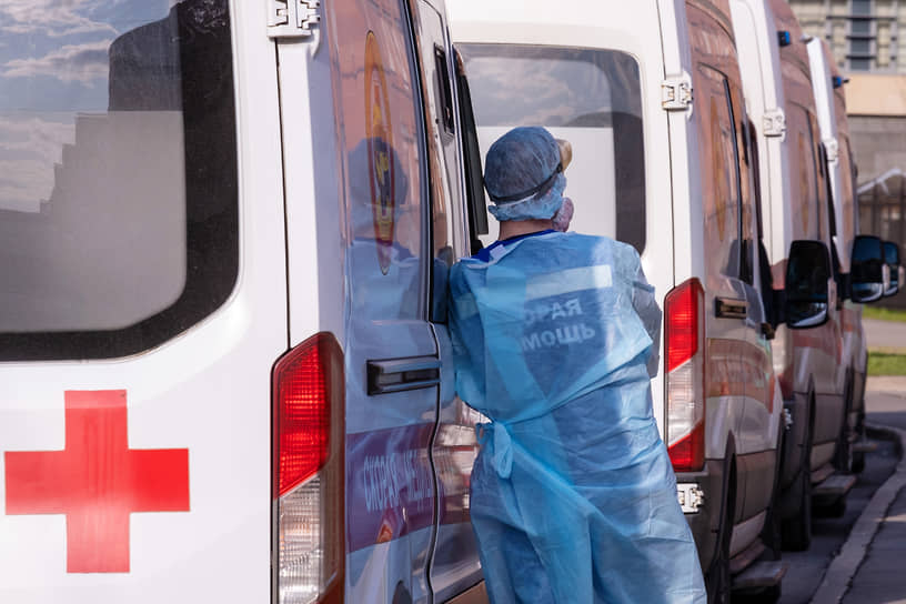 В Омске вечером 27 октября две машины скорой помощи доставили пациентов, находящихся в тяжелом состоянии к зданию министерства здравоохранения региона. Врачи &lt;a href=&quot;/doc/4549688&quot;>заявили&lt;/a> о том, что с утра не имеют возможности передать больных в стационар медучреждений из-за нехватки мест
