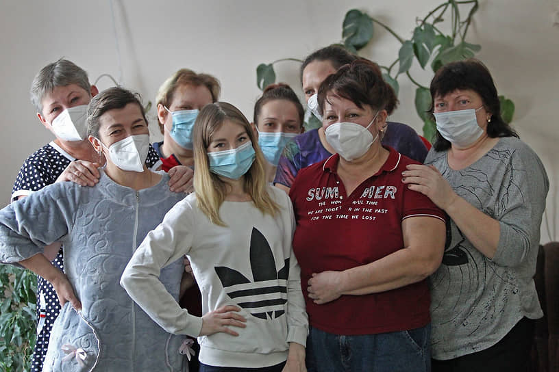Медсестры и врачи Новоалтайского ковидного госпиталя перед началом смены