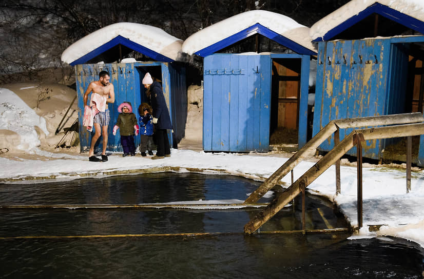 Верующие во время традиционного крещенского купания на источнике «Святой ключ» близ поселка Ложок в Искитимском районе